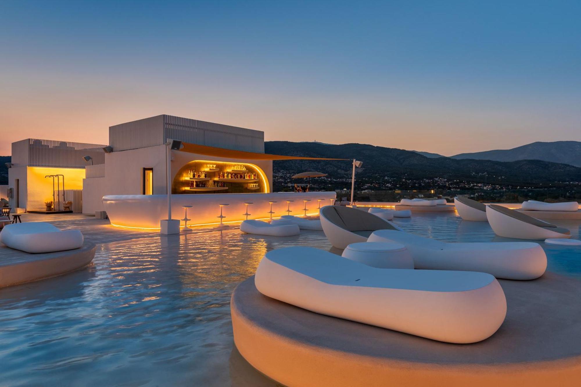 Isla Brown Corinthia Resort & Spa, Curio Collection By Hilton Άγιοι Θεόδωροι Εξωτερικό φωτογραφία The bar at the top of the hotel