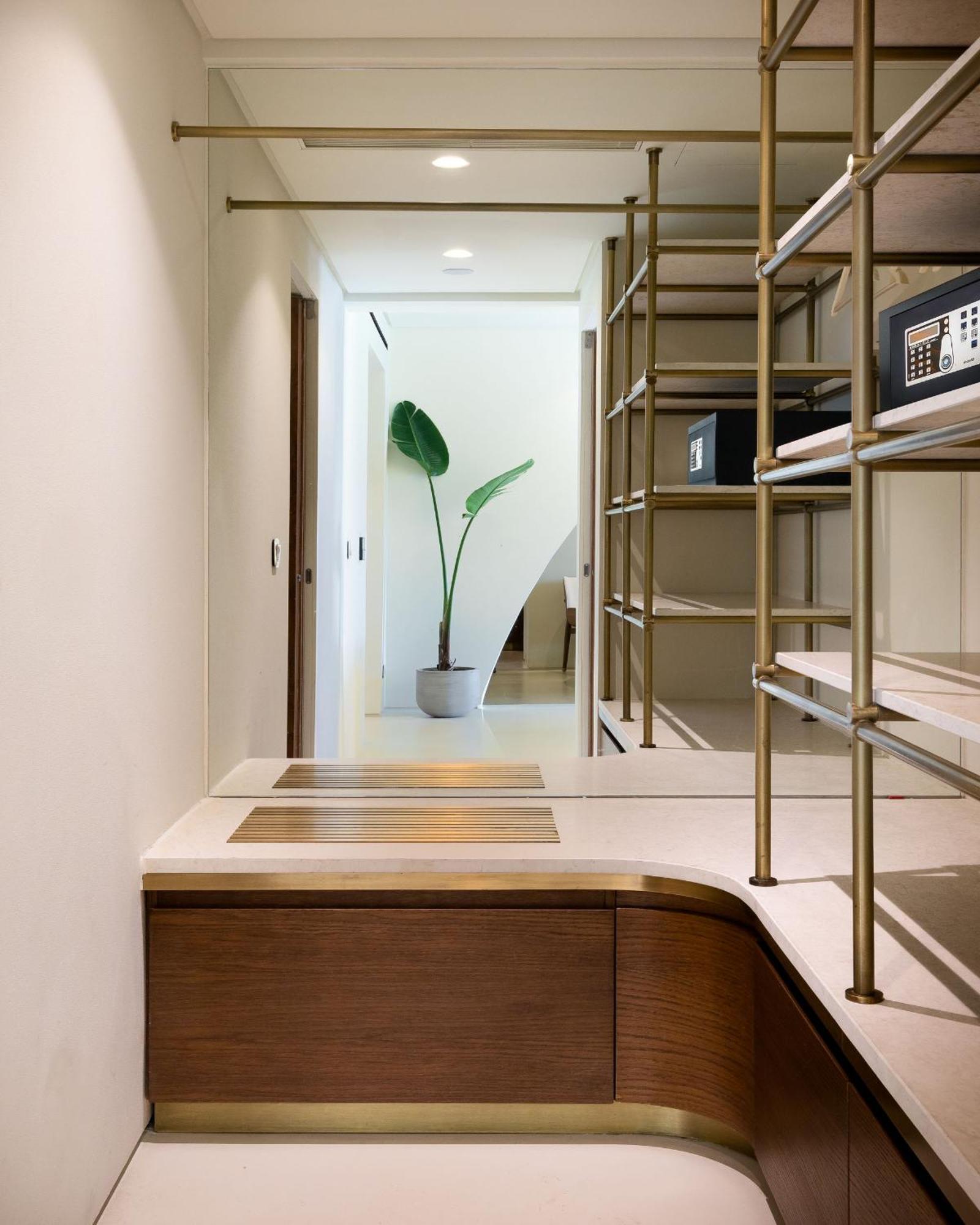 Isla Brown Corinthia Resort & Spa, Curio Collection By Hilton Άγιοι Θεόδωροι Δωμάτιο φωτογραφία Interior of a suite at The Hari