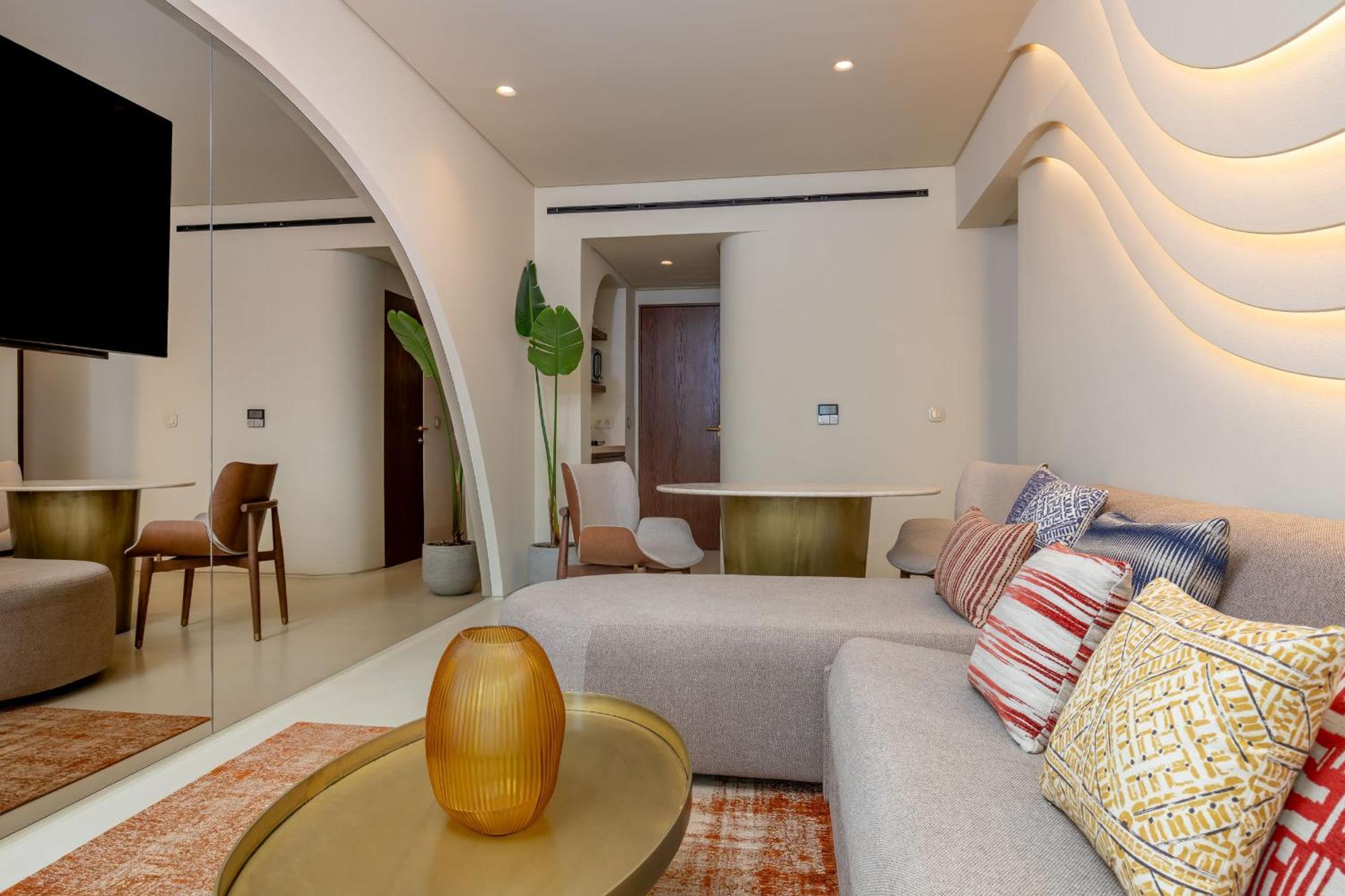 Isla Brown Corinthia Resort & Spa, Curio Collection By Hilton Άγιοι Θεόδωροι Δωμάτιο φωτογραφία A living room in a condominium